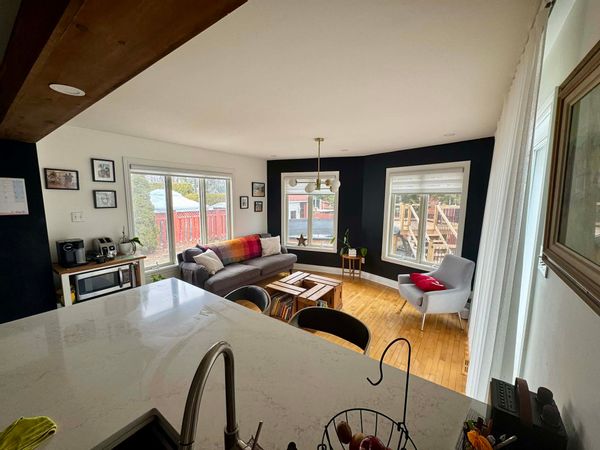 La maison de Charlotte est dans un quartier calme et résidentiel entre Montréal et les montagnes
