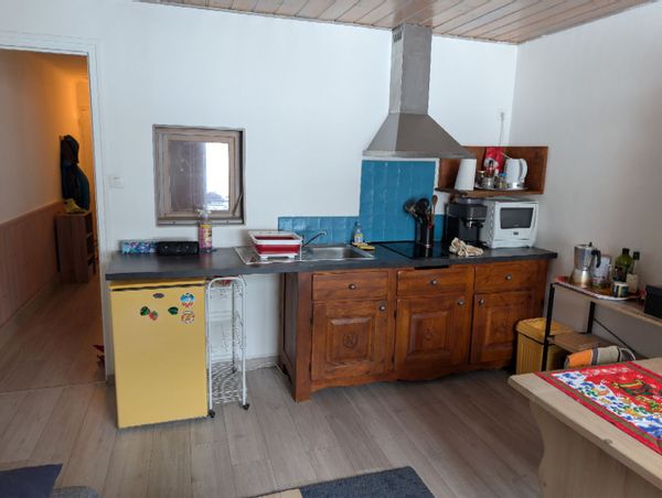 Appartement dans le village d'Areches beaufort, une chambre séparée et un petit balcon vue montagne