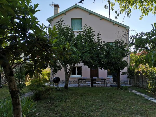 Grande maison, jardin, parking privé au calme à 5 minutes à pied du centre ville, toutes commodités
