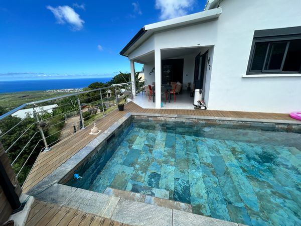 MAISON AVEC VUE A 180 DEGRES SUR L'OCEAN ET 3 GENTILS CHATS QUI ADORENT LES CALINS.
