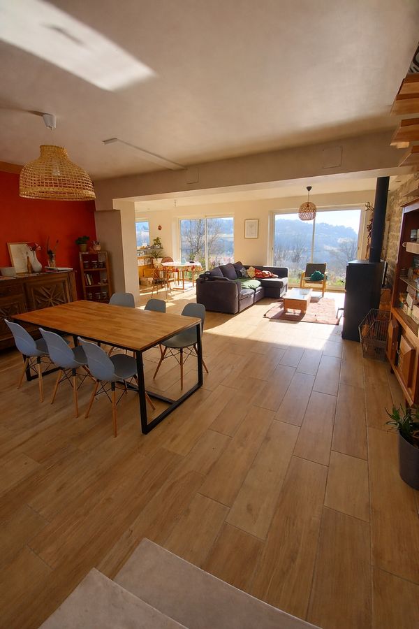 Maison lumineuse et agréable à vivre avec très belle vue à Millau