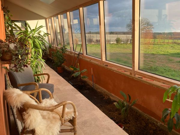 La maison de Audrey et Hubert est une maison autonome et écologique au cœur de la forêt du Gâvre