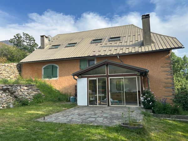 Grande maison ancienne au calme et surtout au frais dans le Massif des Écrins.