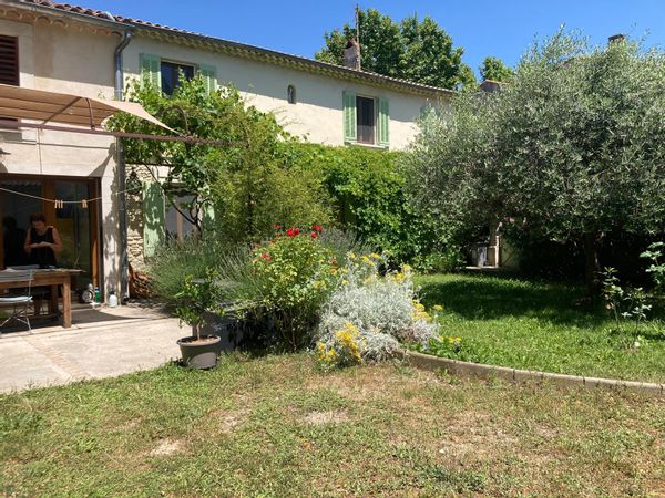 Maison provençale spacieuse avec jardin au coeur du village à 7 min d'Avignon TGV