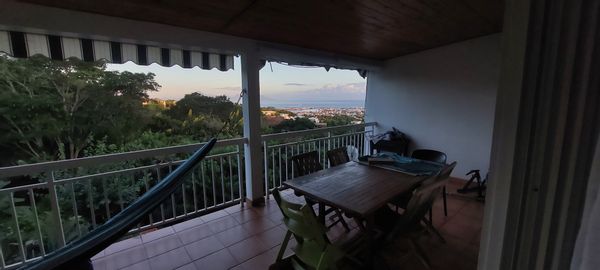 Haut de villa dans les hauteurs, très calme, avec vue sunset sur mer et sur l'île de Moorea
