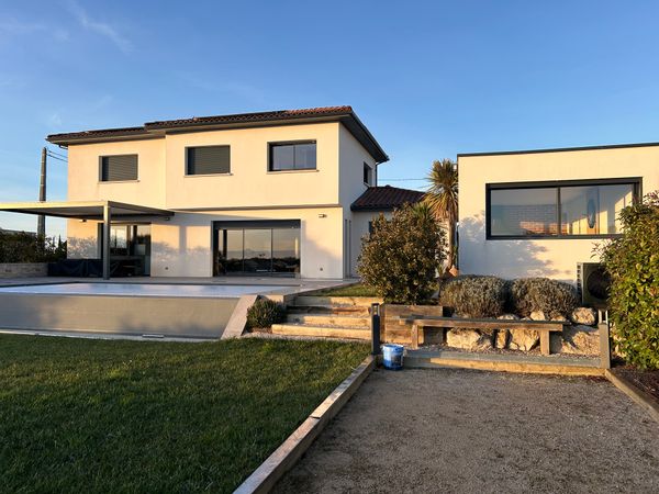 Maison contemporaine avec piscine & vue panoramique sur les Pyrénées, au calme près de Toulouse