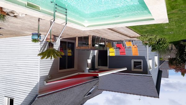 Maison en bois à 15 min à pieds des plages. Piscine chauffée.