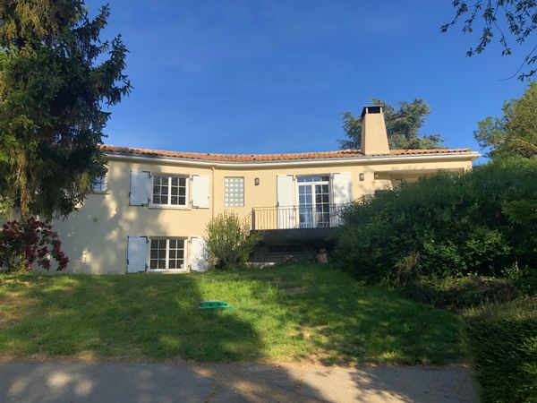Maison de Charme 5 chambres, situé à 20 minutes du Puy du Fou.  Nous sommes à 20 minutes de Cholet.
