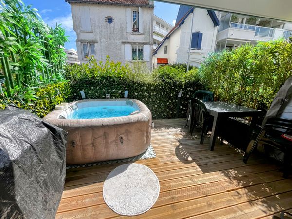 Cocon chic à La Baule, 500m plage ! Lit king, terrasse + jacuzzi, cuisine moderne, lumineux & cosy.