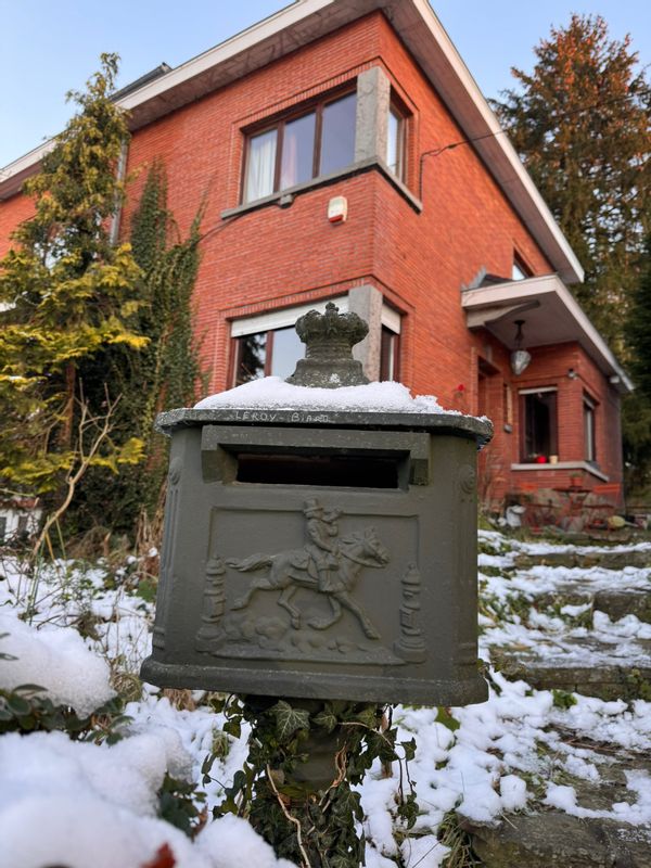 Maison unique en face d'un lac. La campagne dans la ville.