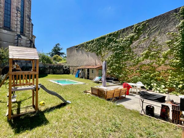 Charmante maison avec jardin et piscine, au calme, à 2 minutes à pied du centre historique.