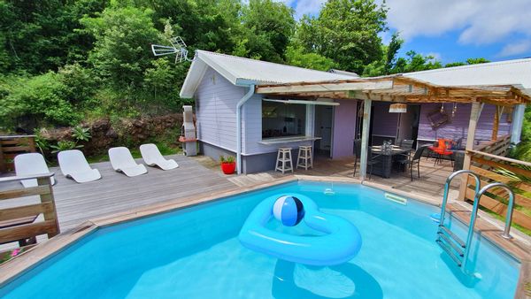Bwa Floté – Maison créole spacieuse ouverte sur la nature, avec piscine et grande terrasse couverte