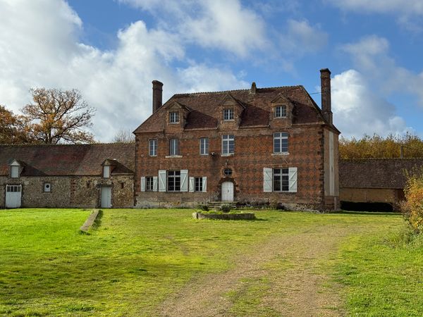 Manoir et ferme avec des douves