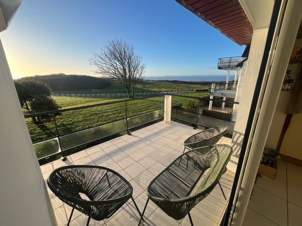 Appartement T3/ terrasse vue incroyable sur la  mer , 50m de la plage à Larmor plage !