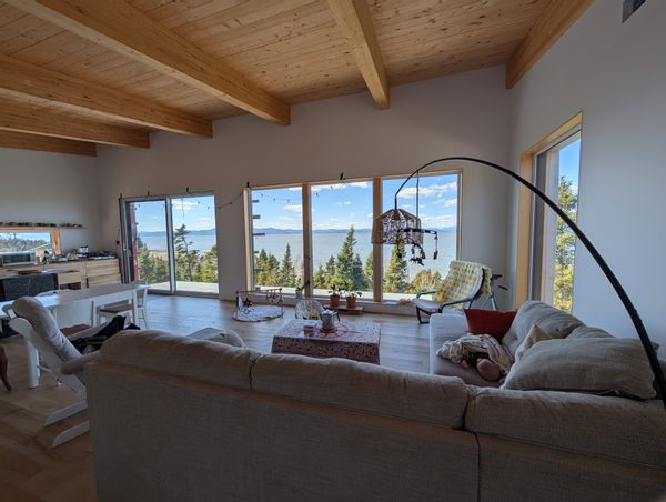 Maison lumineuse, vue sur le fleuve et entourée de forêt