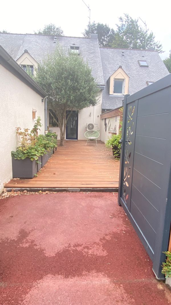 Maison de ville en bordure du plus grand parc de Rennes, avec spa, terrasses et jardin, 8 personnes.