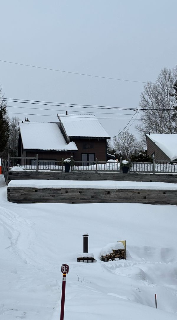 Chalet familial au cœur d'un village Alpin  Chalet pour 8 pers.  Ski, golf & détente à 1h de Québec