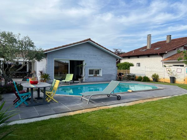 La maison de Sylvie est une villa en dialogue avec la nature au centre de la ville.