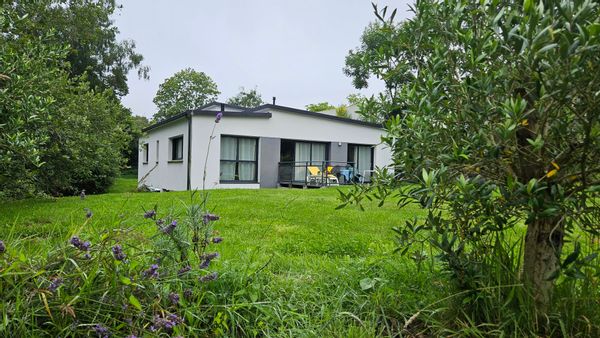 Maison neuve sans vis à vis, grand terrain arboré, hors lotissement 8 personnes 1.5km belle plage