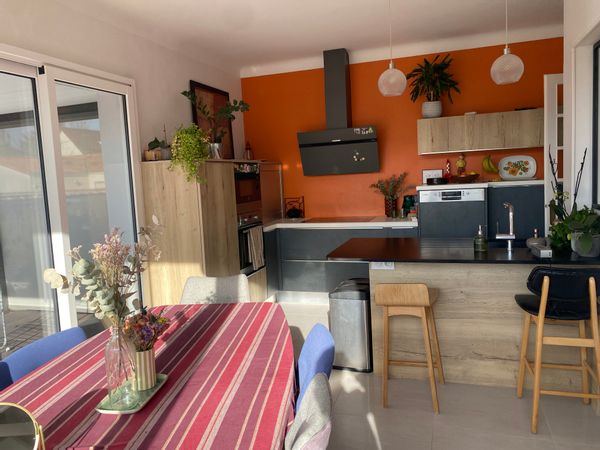 Ma maison est située dans un environnement calme tout près d’un parc, de la rivière et du centre
