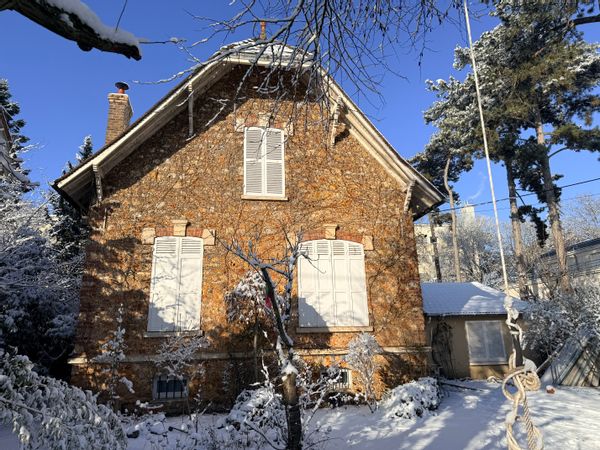 Traditional stone family house with good access to Paris via public transport