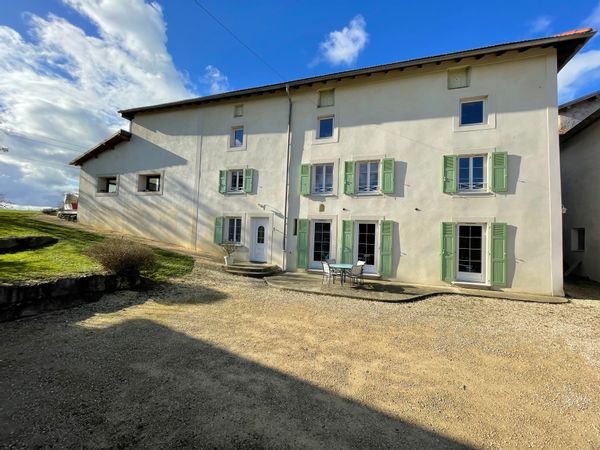 Grande maison à la campagne