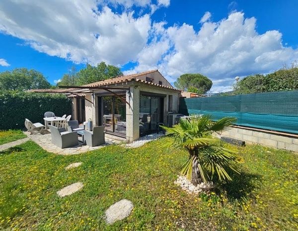 Maison 40m2  avec jardin dans domaine privé avec piscine, terrain tennis, ping pong, forêt, pétanque