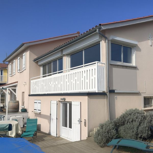 Appartement dans villa avec terrasse, cinéma, piscine entre Lyon et les Pierres Dorées (Beaujolais)