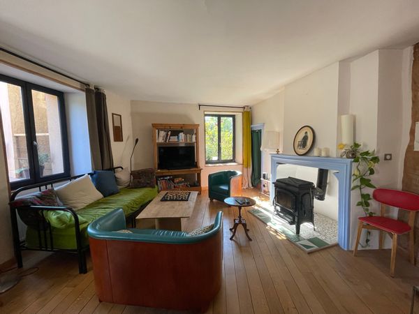 Maison au bord de la rivière. 3 chambre, 3 salles de bains. Immense terrasse, vue exceptionnelle.