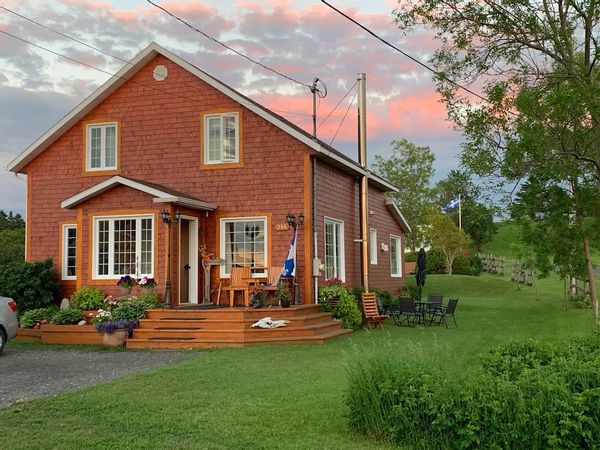 Maison chaleureuse, vue sur le fleuve, couchers de soleil grandioses et accès à la mer !