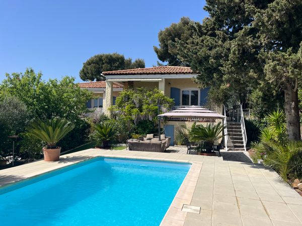 La chambre privée dans la maison de Marion & Kyle avec une belle vue mer