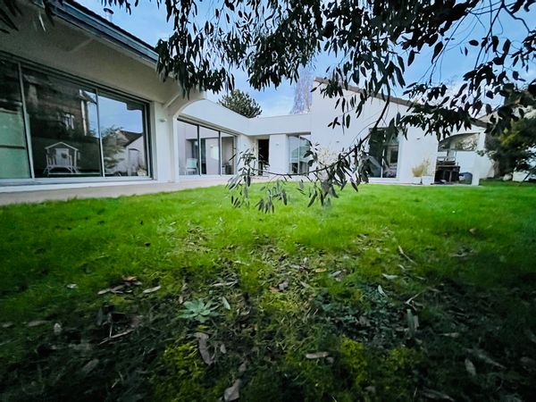Grande maison design, calme et lumineuse avec jardin aux portes de Paris
