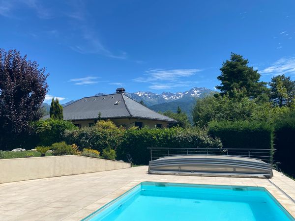 Maison familiale avec jardin clos, piscine et vue sur les montagnes