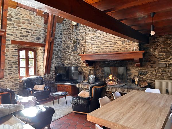 Typique maison de montagne, accueillante et cosy pour séjours en famille ou entre amis.