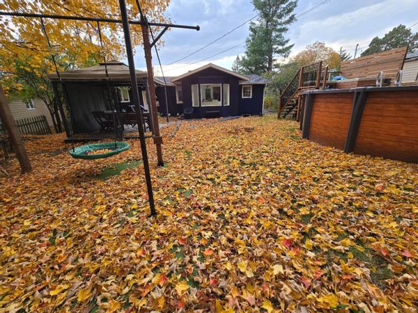 La maison bleue de Valérie et Danny : au pied du Mont-Saint-Bruno, 25 minutes de Montréal, familiale