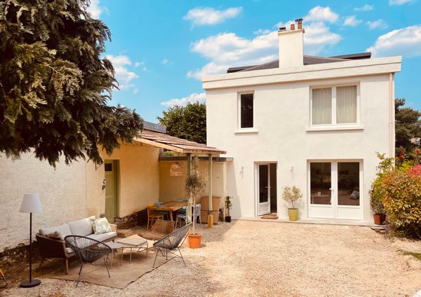 Maison au cœur du village de Louveciennes, avec jardin privatif proche Paris et Versailles.