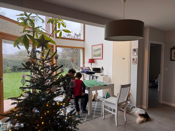 Maison d’architecte spacieuse et confortable proche de toutes commodités et avec vue sur la campagne