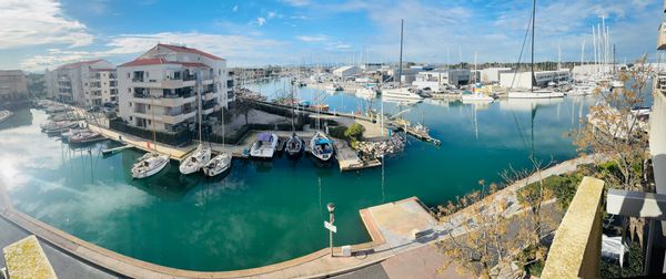 Appartement vue sur le port de Canet avec terrasse et chambre séparée