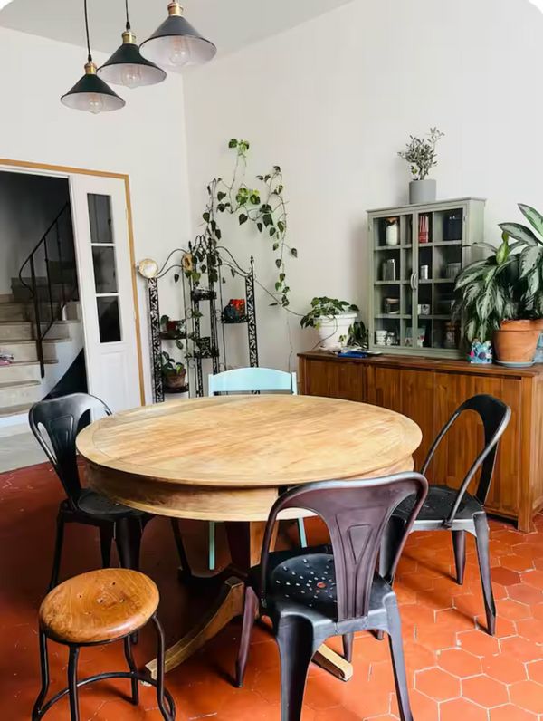 Grande maison familiale en pierre avec extérieurs, au coeur d'un village typique du Luberon