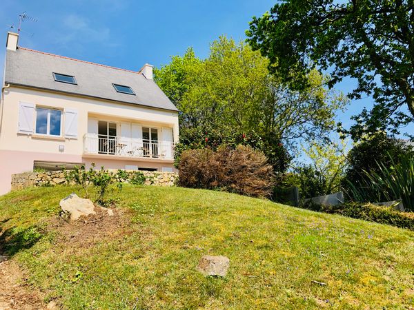 Maison de vacances rénovée avec jardin et vue mer