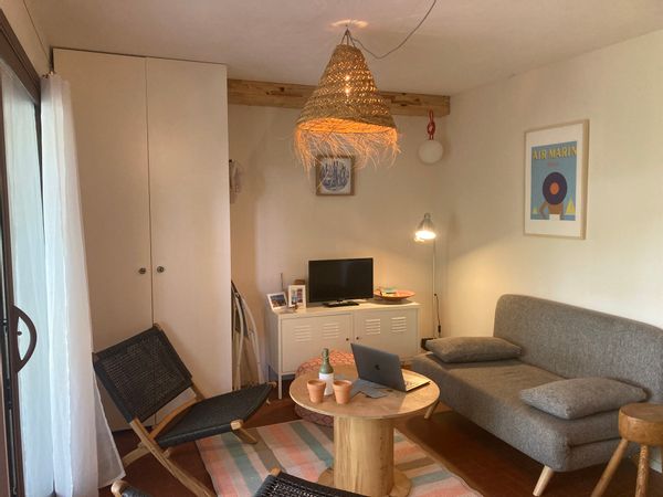 Maisonnette orientée ouest face à la pinède, avec des lumières de fin de journée au travers les pins