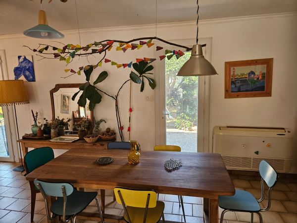 maison calme, à proximité de la mer, avec jardin arboré, proche des commerces.