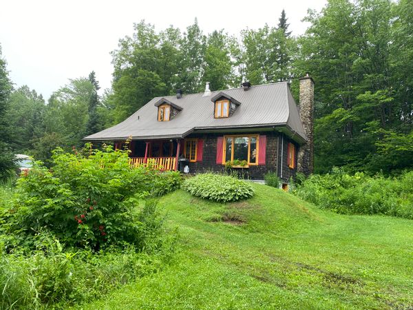 Maison sur terrain de 10 acres située en forêt près d’une rivière à 35 minutes du Vieux-Quebec