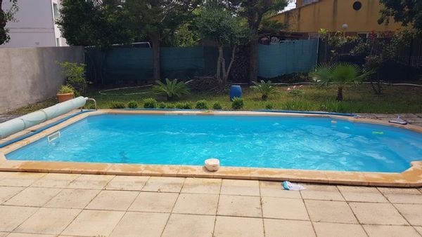 Maison  provençale de 3 chambres à l'étage, climatisé. Terrasse  avec piscine privée, 3km de la mer