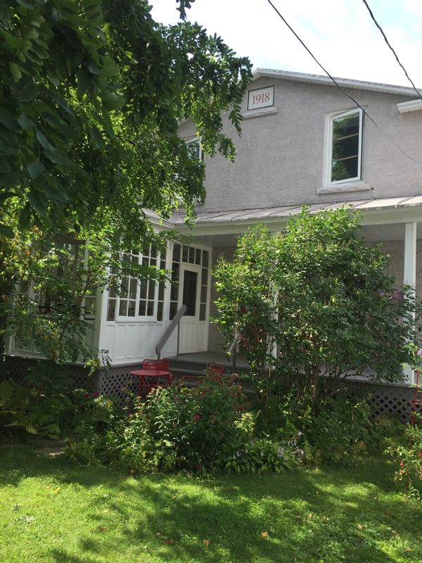 Maison ancestrale dans une ville de taille moyenne entre Montréal et Trois-Rivieres.