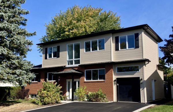 Grande maison avec 5 chambres et piscine en banlieue de Montréal