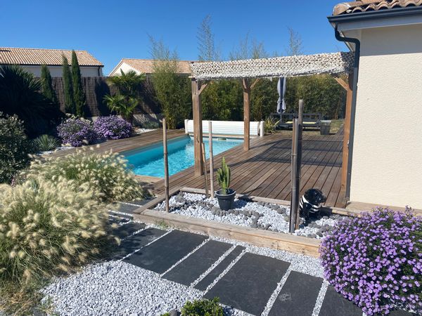 Maison chaleureuse avec piscine et jardin pour savourer Bordeaux autrement.