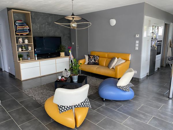 Maison chaleureuse avec piscine et jardin pour savourer Bordeaux autrement.