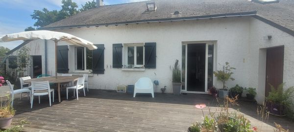 Maison de 4 chambres avec grand jardin dans une charmante ville portuaire.