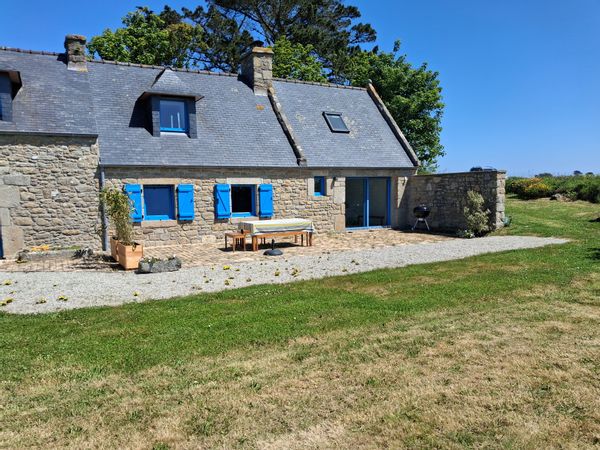 La maison de Anne Jolie longère entièrement rénovée entourée de 7000m2 de terrain et à 1km de la mer